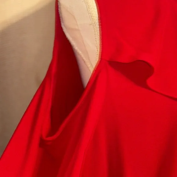 VINCE CUMUTO Chic Asymmetrical Red Cold Shoulder Blouse. Vince Cumuto - Picture 3 of 8